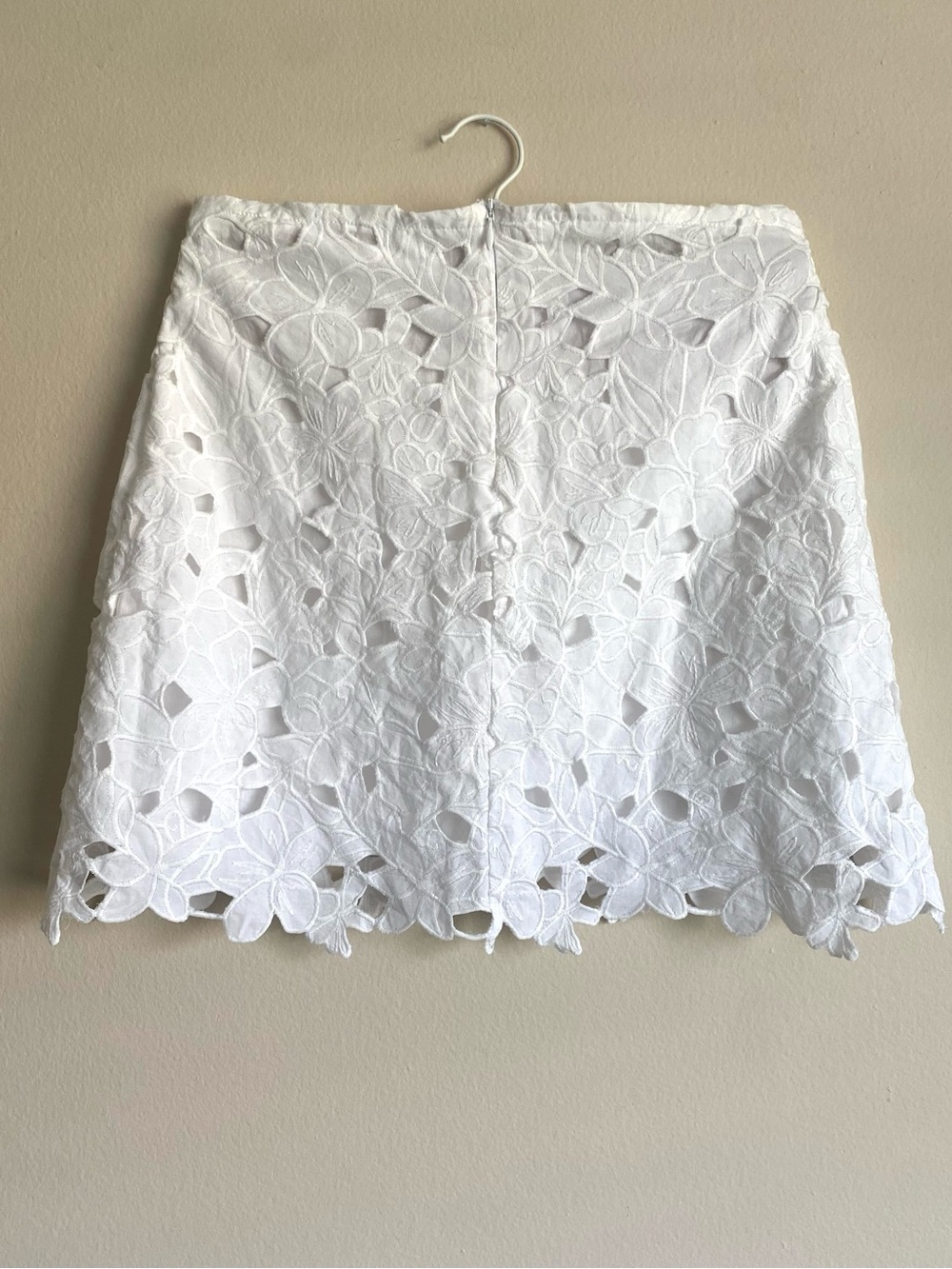 Cara Cara Alessandra White Floral Eyelet Lace Mini Skirt Scalloped Hem - Picture 5 of 9